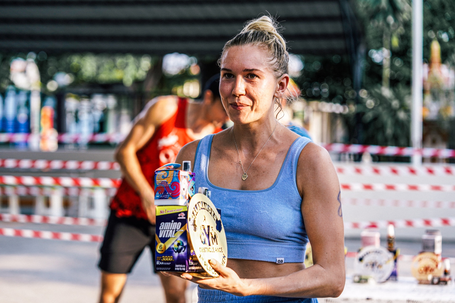 Lena mit Medaille nach einem Wettkampf