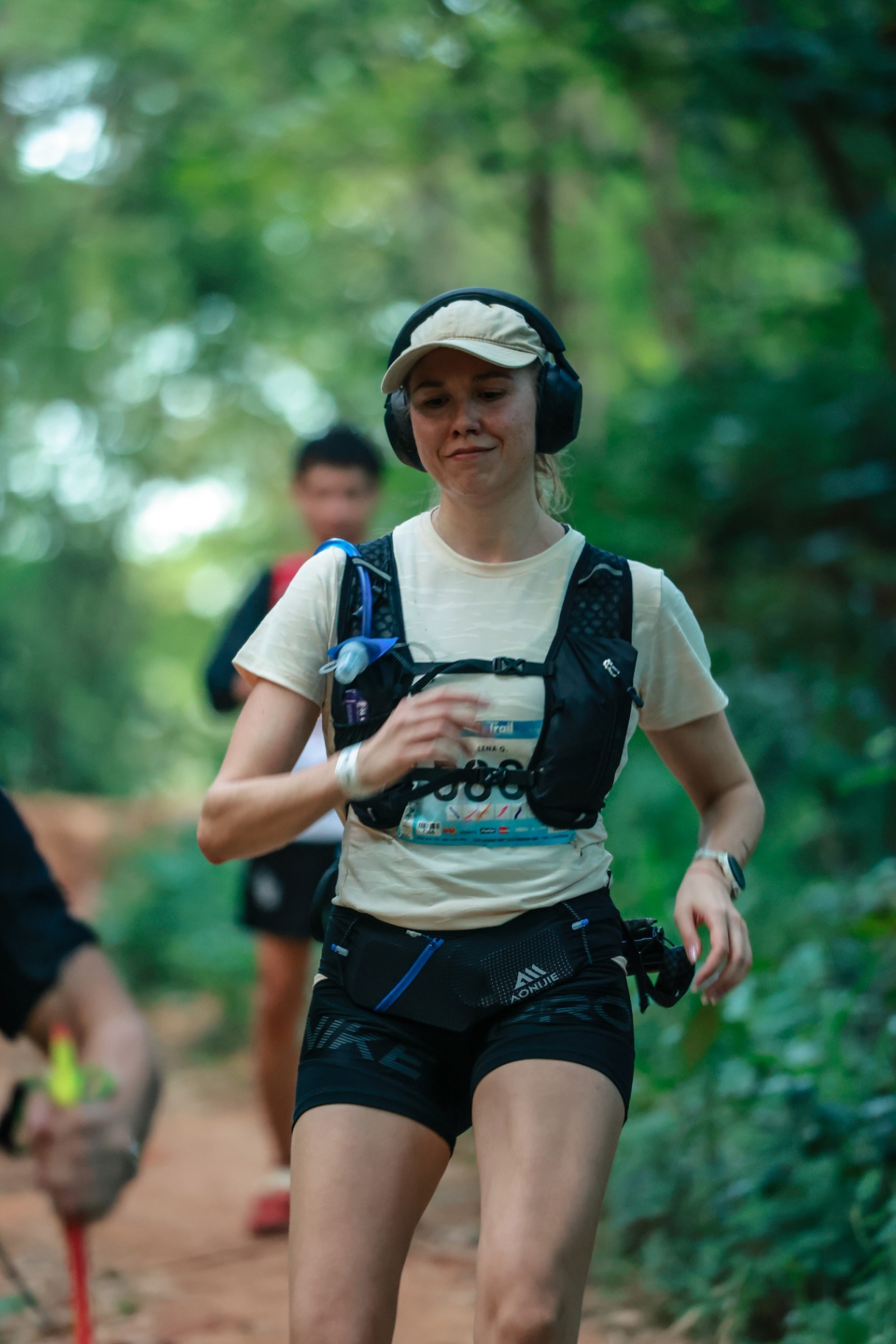 Lena beim Trailrunning in den Bergen